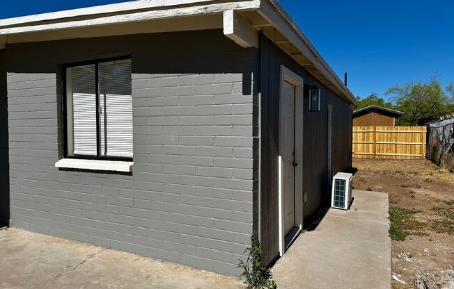 Beautiful Remodeled Studio With Private Backyard In Coolidge!