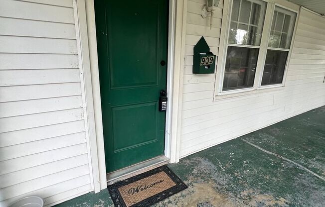 909 Bryan Street - MOVE IN SPECIAL