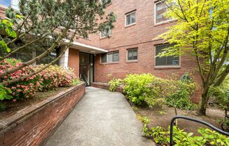 1 bed, 1 bath, 664 sqft, $1,685, Unit 301