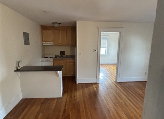 1 bed, 1 bath, 650 sqft, $1,900, Unit 9