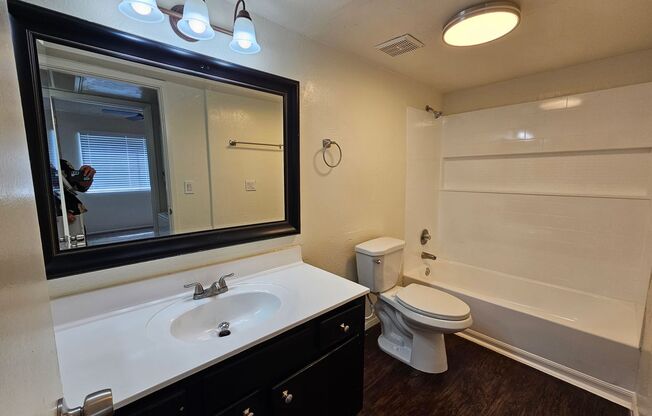 2 beds, 1 bath, 880 sqft, $1,195, Unit 208
