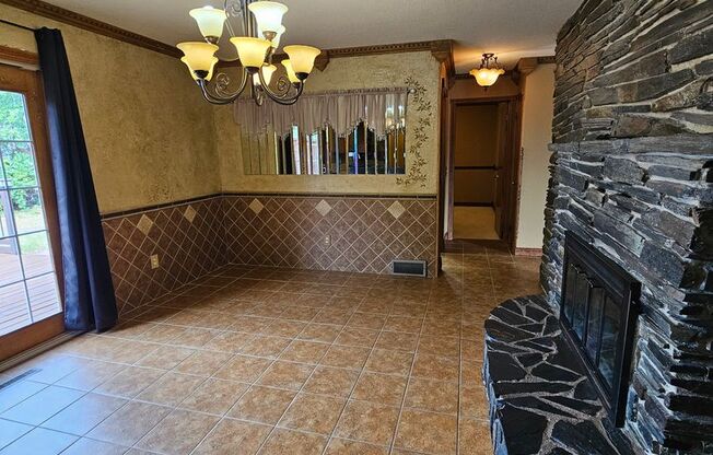 3 BED (2 BONUS ROOMS) | 2 BATH | SINGLE GARAGE | DOG NEGOTIABLE