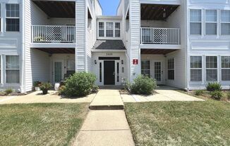 Gorgeous Light-Filled 2BR/2BA Penthouse Condo in Piney Orchard.