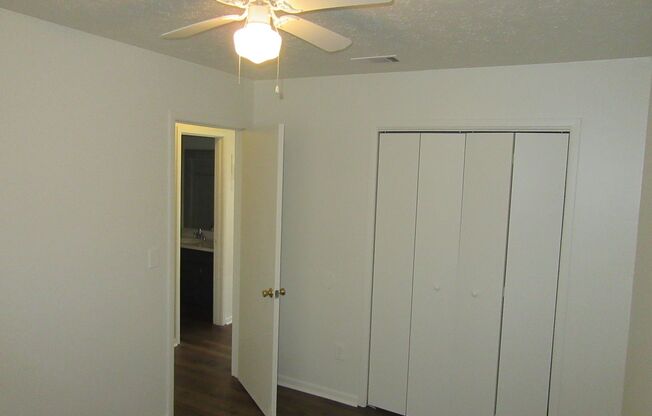 2 beds, 1 bath, 700 sqft, $995, Unit 2814 Panama Ave. N #6