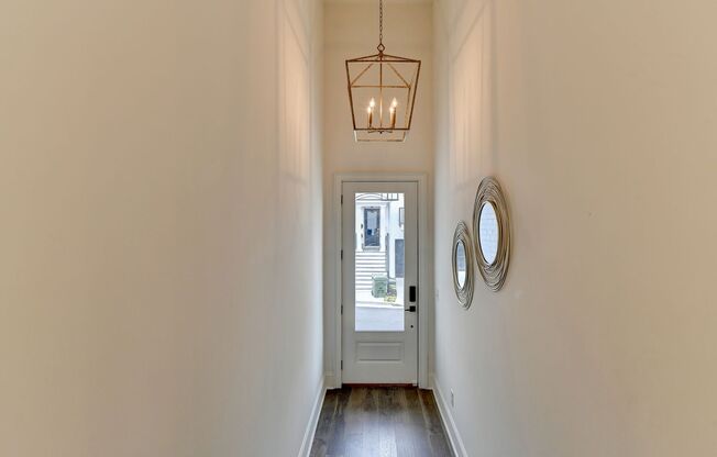 Perfectly Located, Luxury Townhome, 3 Bedroom/3.5 Bath! Heart of Buckhead!