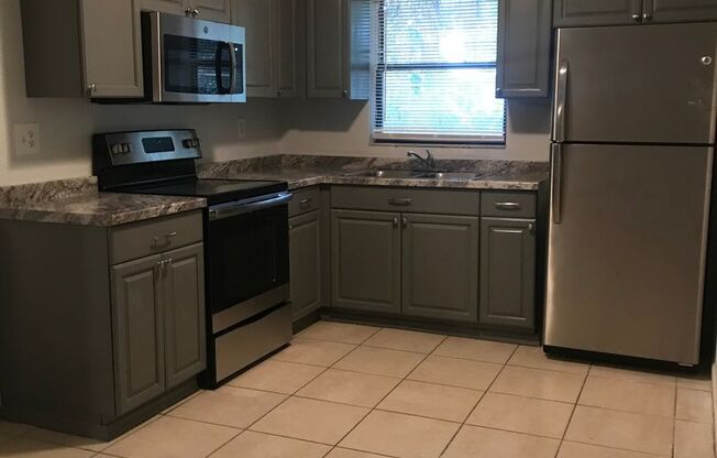 SPACIOUS RANCH STYLE 3 BEDROOM 2 FULL BATH - ST PETERSBURG