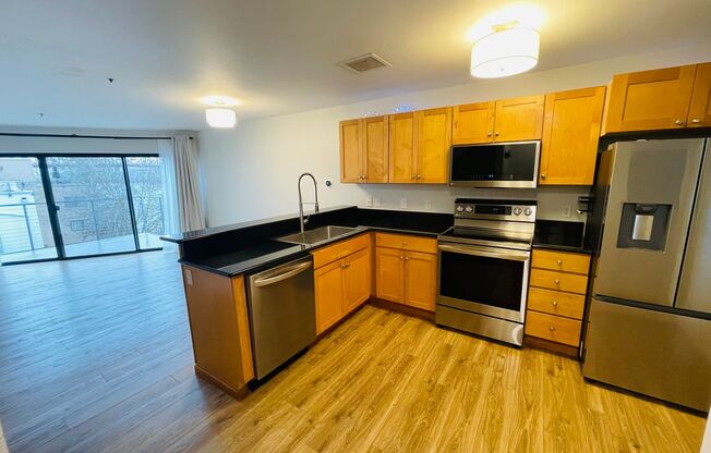 Top Floor 1bdrm Condo with River Views and Private Deck | FREE reserved parking Included!