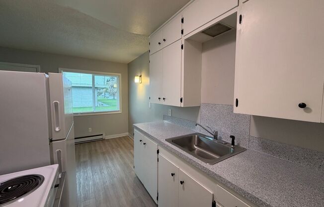 2 beds, 1 bath, 639 sqft, $1,299, Unit 11