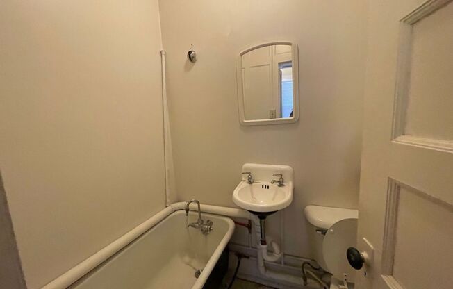4 beds, 2 baths, $2,295, Unit 10