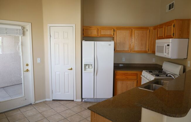 Lovely 3 bed 2 bath condo in wonderful location just off the 215 & Tropicana!