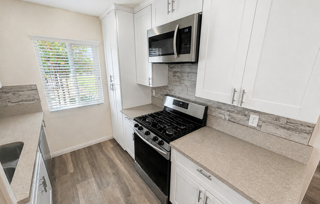 2 beds, 1 bath, $2,500, Unit 110