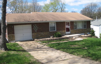 HALF OFF FIRST MONTH 3bd/1bth House in Bellefontaine Neighbors, hardwoods, updated kitchen, w/d hook ups & backyard deck for BBQ