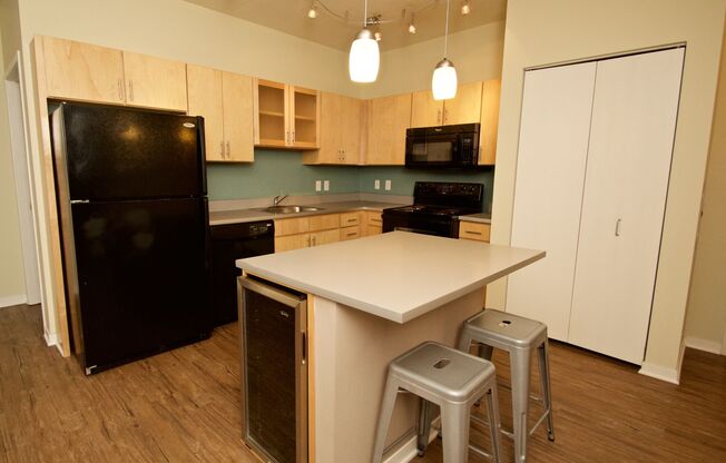 3 beds, 1 bath, $2,235, Unit 604