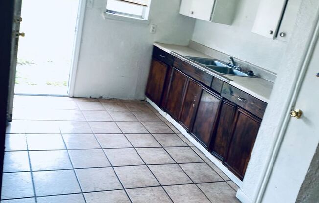 2 beds, 1 bath, $700