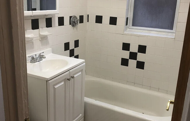 2 beds, 1 bath, $3,100, Unit 1A