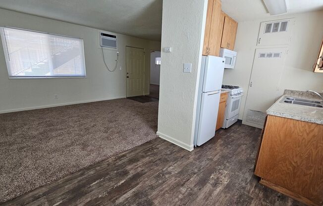 2 beds, 1 bath, 736 sqft, $1,200, Unit 26