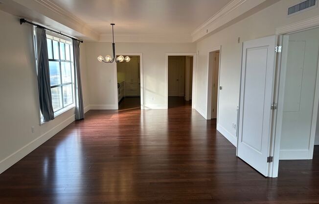 Beautiful 2 Bedroom / 2 Bathroom Condo Unit in Nob Hill!