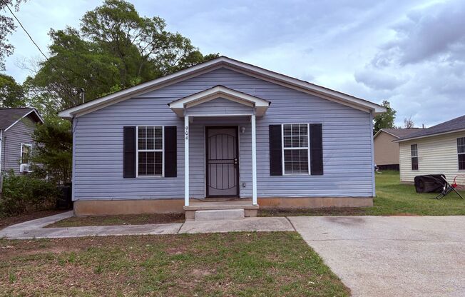 ***MOVE IN SPECIAL*** 1/2 OFF FIRST MONTHS RENT Newly renovated, 3 bedroom, 1 bathroom single family home in Griffin! Must see!