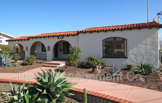 8458 GOLDEN AVE