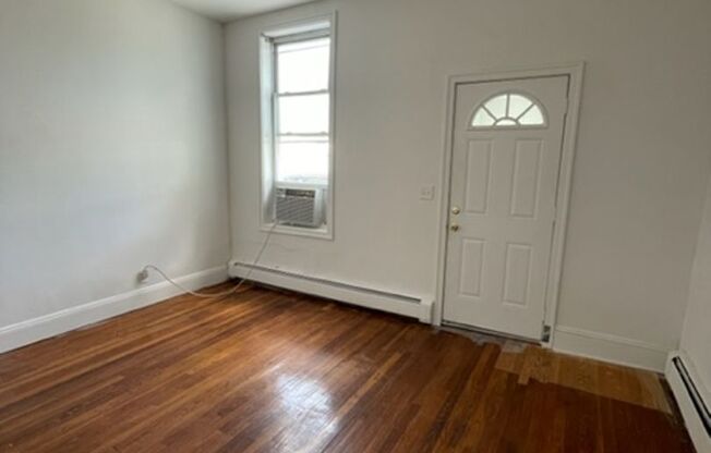 1 bed, 1 bath, $1,800, Unit Apt 4 - 24 Bay Ave