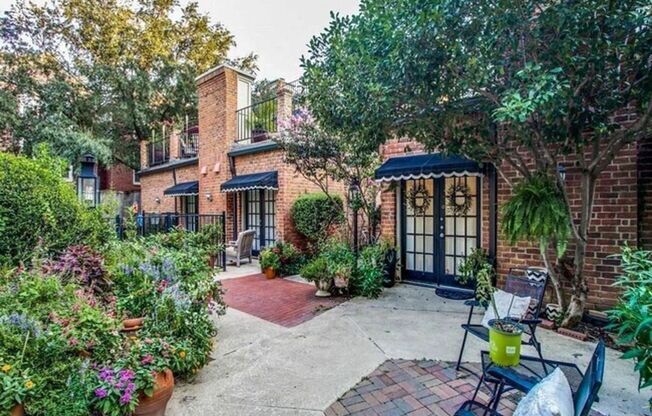 Beautiful 3 Level Condo in North Oak Lawn!