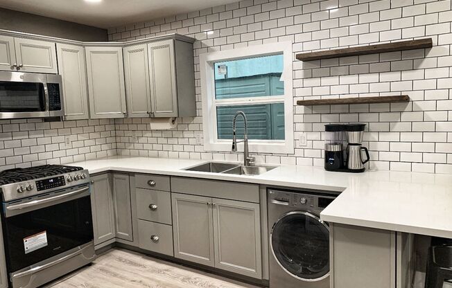 Renovated Studio in Downtown Sacramento! Optional to be furnished.