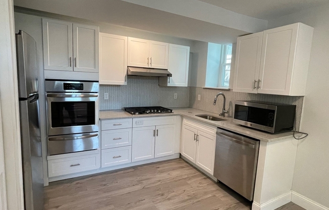 Studio, 1 bath, 420 sqft, $2,000, Unit 22