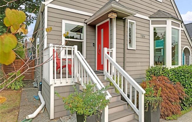 Renovated Old World Charm within 1-block to Green Lake