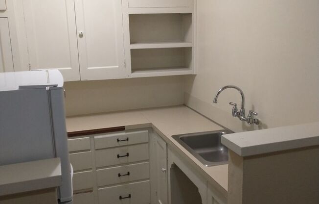 Studio, 1 bath, 450 sqft, $1,395, Unit 105