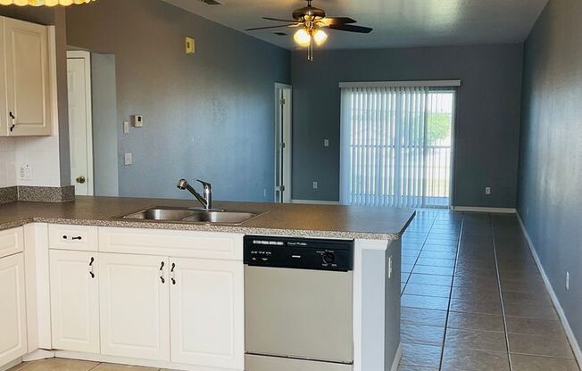 2 beds, 2 baths, 1,087 sqft, $1,450, Unit 1117 Unit 4