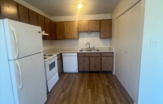 2 Bedroom 1 Bathroom Unit in Quiet Fourplex!