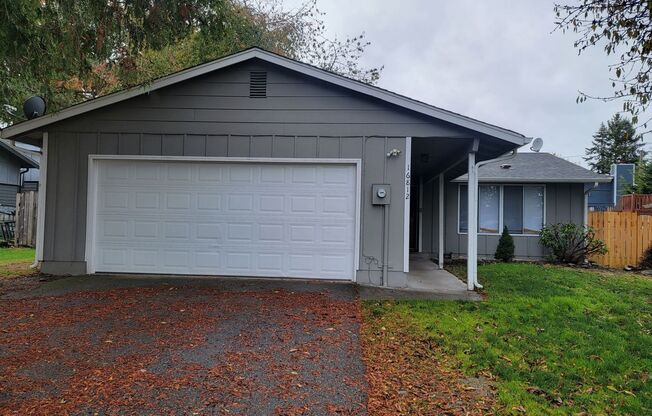 MOVE IN SPECIAL. HALF OFF DECEMBER RENT. Cute Spanaway Rambler!