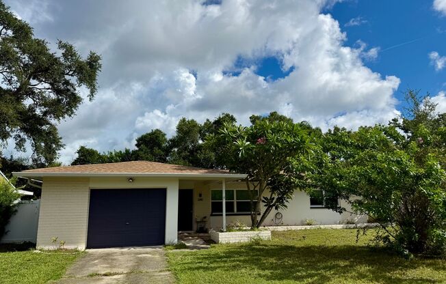 3/2/1 Single family home mins from the beach! BONUS ROOM