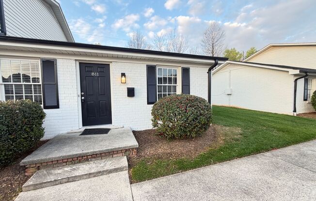 1 bed, 1 bath, 615 sqft, $1,050, Unit 811 Oakwood Villa