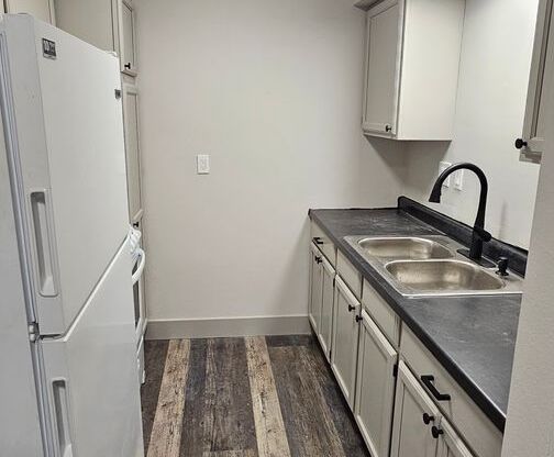 1 bed, 1 bath, 742 sqft, $825