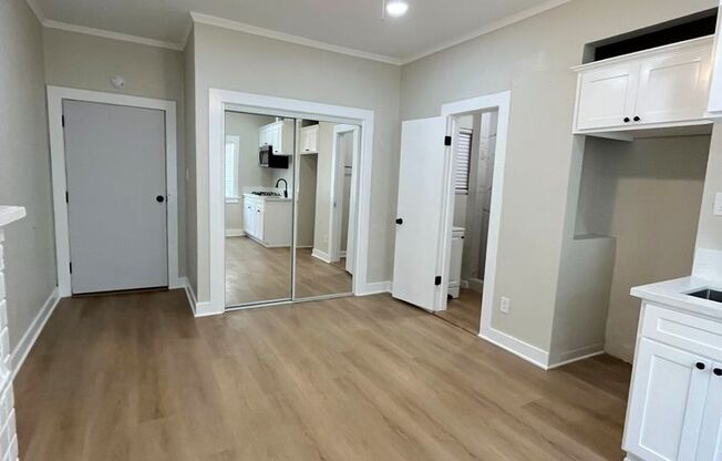 Studio, 1 bath, 326 sqft, $1,095, Unit 04