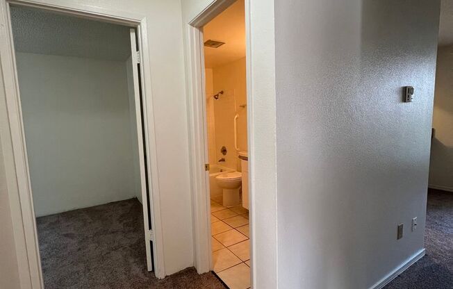 2 beds, 1 bath, 669 sqft, $1,245, Unit 33
