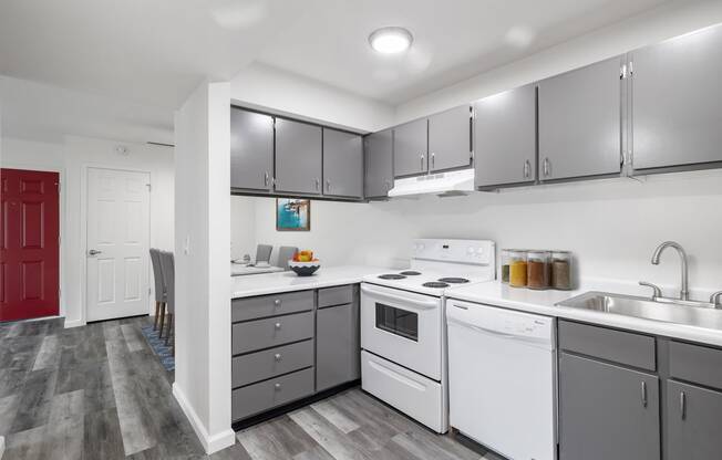 the preserve at ballantyne commons apartment kitchen and dining area