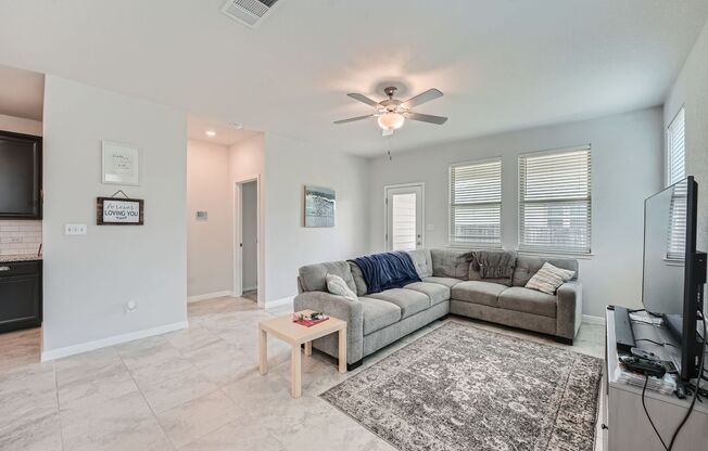 Huge 4-Bedroom Home in Morningstar Neighborhood