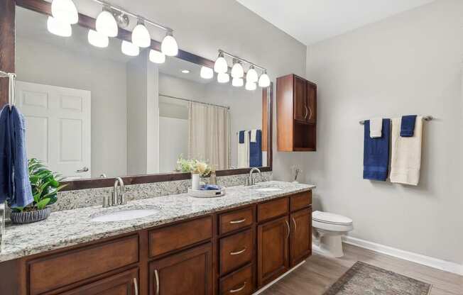 spacious bathroom at Sorelle apartments