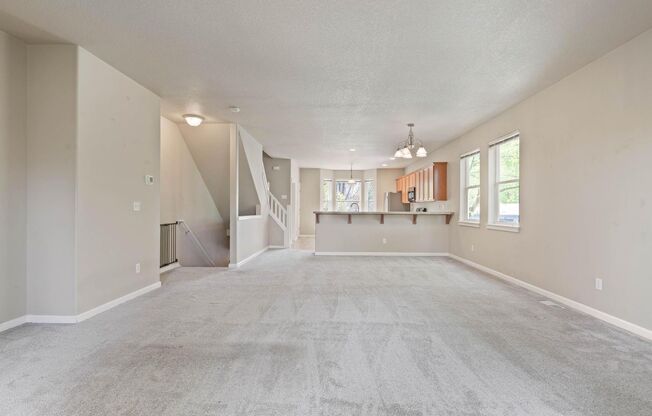 Bright, spacious 3-bdrm/2.5 bath Tigard townhome. Fireplace, balcony, 2-car garage, W/D