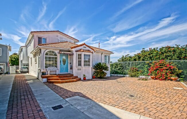 SPACIOUS & PARTIALLY REMODELED, 2-STORY, 3BD/2BA + DEN HOME ON END OF CUL-DE-SAC STREET W/ OCEAN/CITY VIEWS!!