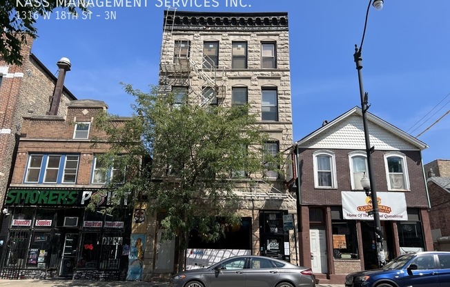 1316 W 18 ST