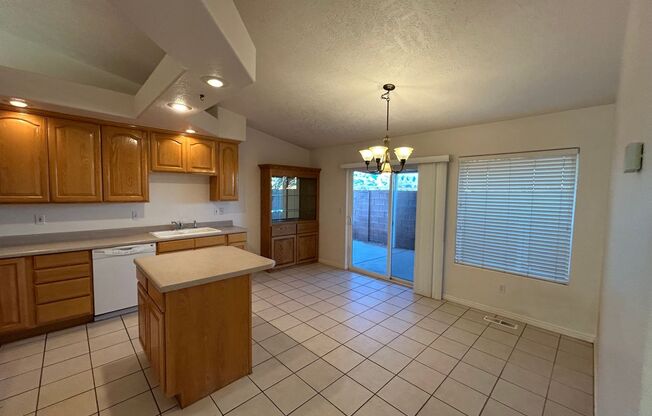 3 beds, 2 baths, $2,095, Unit Cameo PARK HOA.