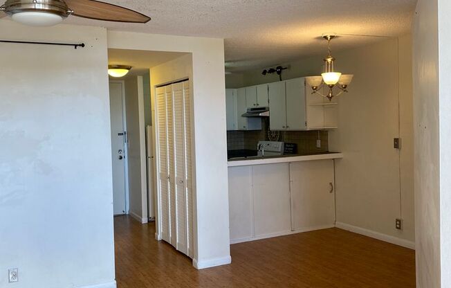 Leilehua - Spacious One Bedroom with Secured Parking Near Downtown Honolulu