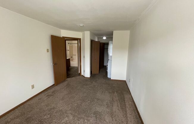 3 beds, 1 bath, 1,040 sqft, $1,695, Unit 3164-306