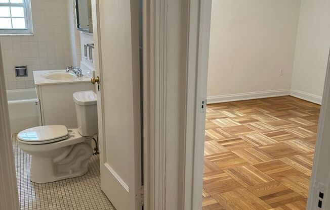 1 bed, 1 bath, 803 sqft, $1,510, Unit Royal York 304