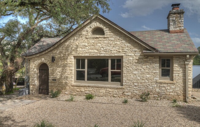 UT PRE-LEASE: 2018 Remodeled 6 bed/4 bath North Campus Home, Luxury Finishes, Walk to UT