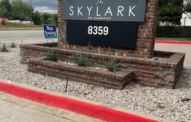 the sign for the skylark sign on the side of the street