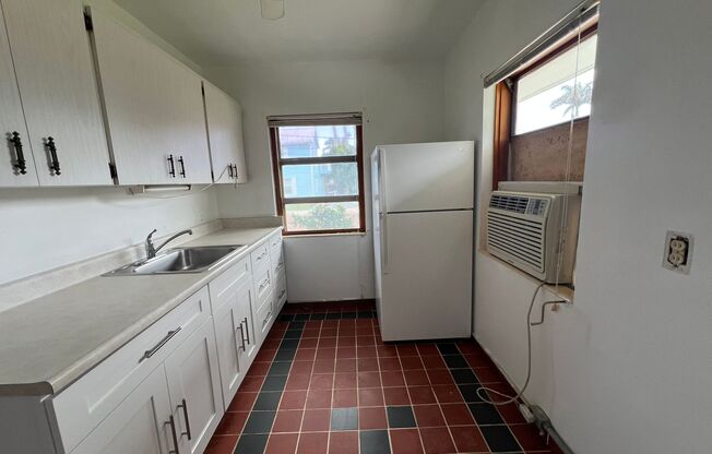$1,325 ** Annual Lease ** 1 Bedroom / 1 Bath * DUPLEX ** Historic, Downtown Punta Gorda